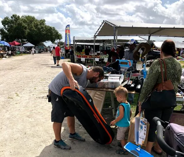 Ce couple gagne plus de 100 000 dollars en faisant du troc sur les marchés aux puces - Il pense que vous le pouvez aussi.