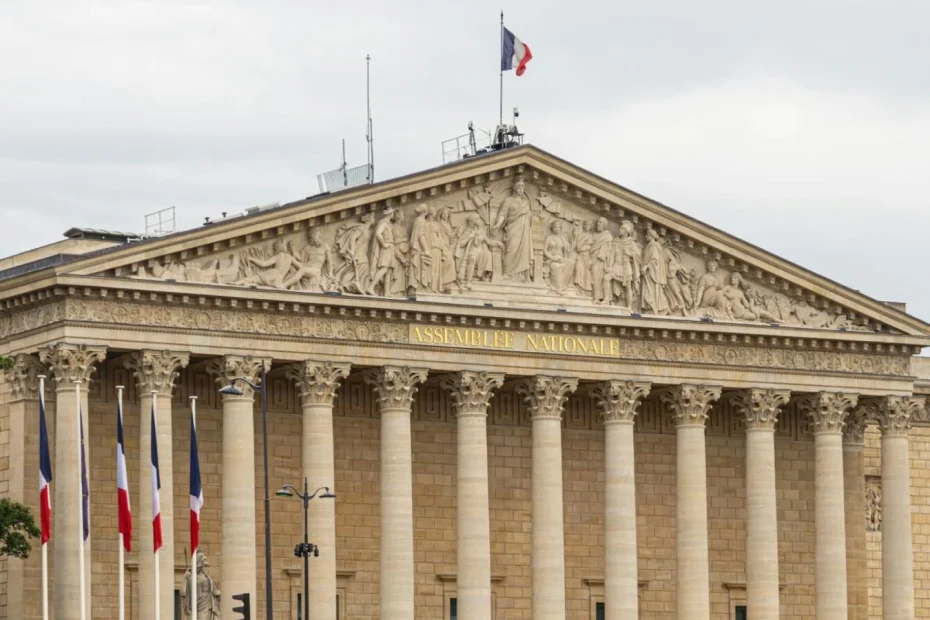 une loi se précise et vise la rentrée 2026
