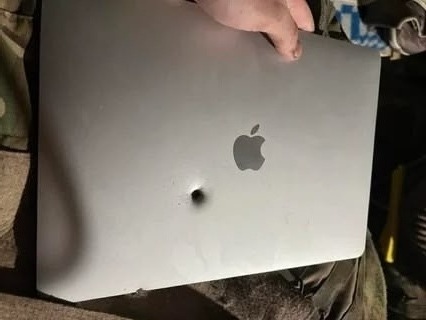 le Macbook Air de ce soldat ukrainien impressionne la toile