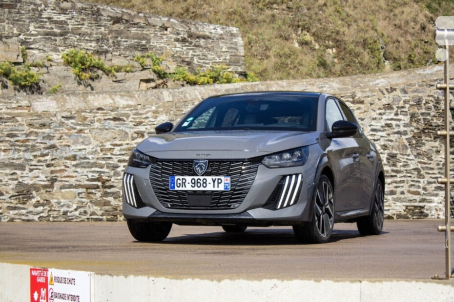 J’ai roulé 1000 km en Peugeot E-208 pour savoir si la voiture électrique la plus vendue de France méritait son titre
