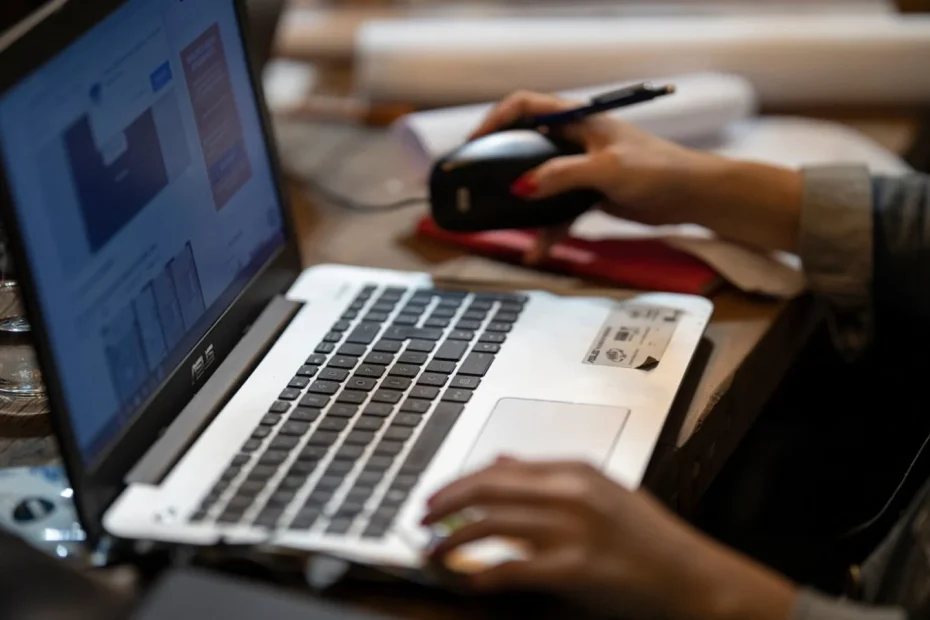 9 outils de surveillance au travail utilisés en France transmettent vos clics à Google, Microsoft et Meta