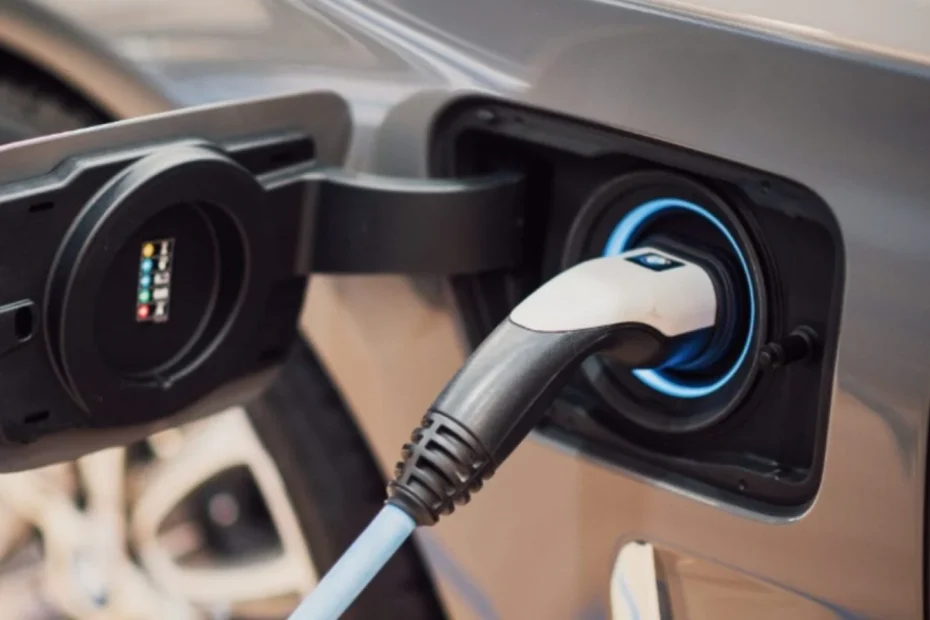 Voiture d'occasion : la batterie des hybrides s'use plus vite que celle des électriques, voici pourquoi