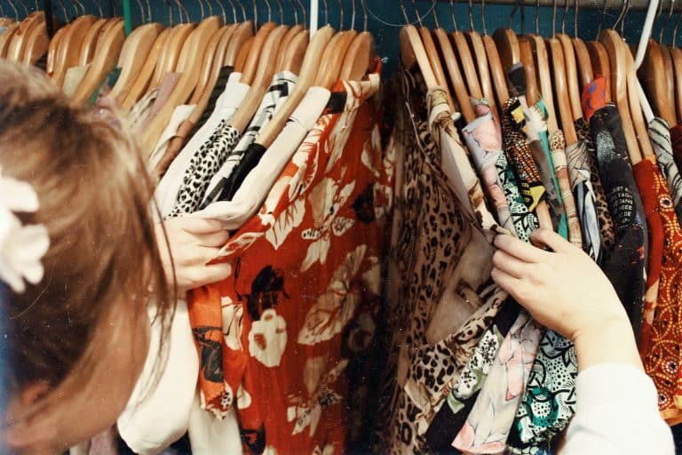 Comment vendre sur Poshmark : Un guide simple, étape par étape