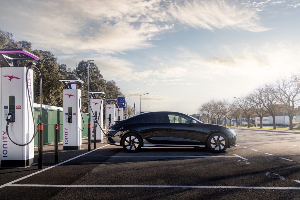 Recharger sa voiture électrique sur les autoroutes n’aura jamais été aussi abordable