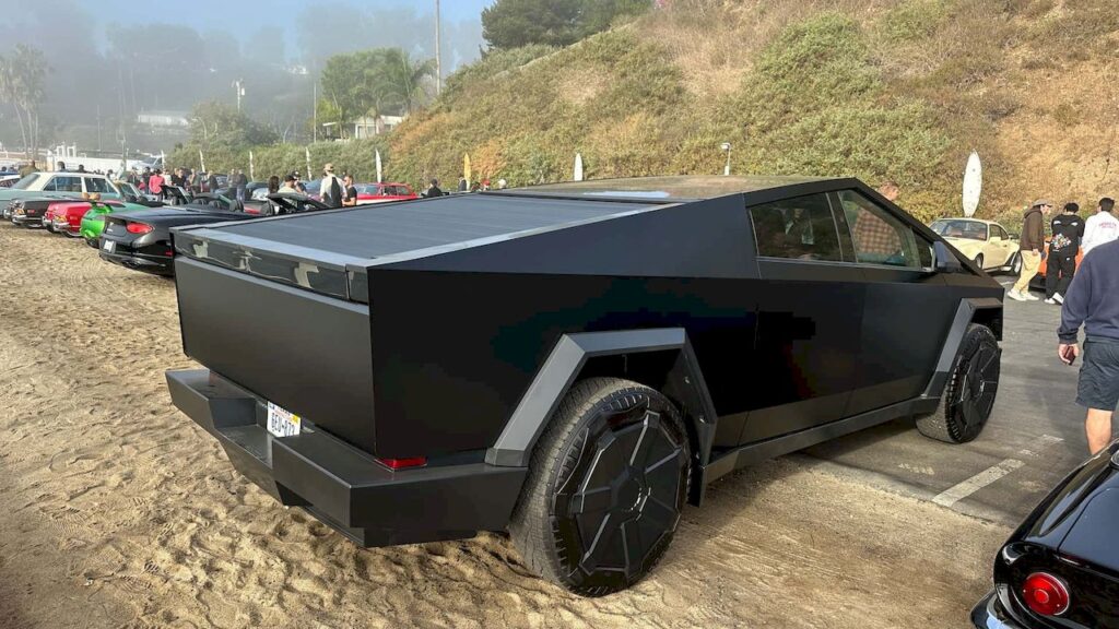 La première sortie "officielle" du Tesla Cybertruck tourne à la catastrophe : les finitions sont indignes