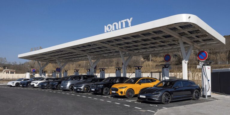 Marseille en voiture électrique : est-ce plus rentable de prendre la nationale ou l’autoroute ?