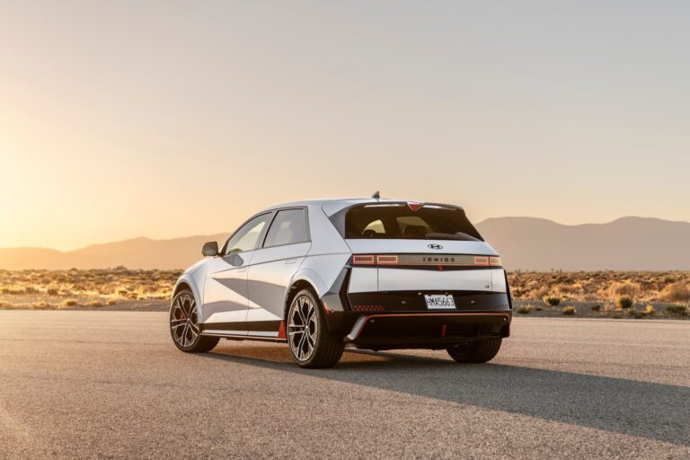 Pourquoi cette voiture électrique totalement bluffante devrait plaire aux amoureux de gros moteurs thermiques
