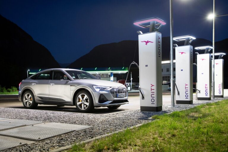 Pourquoi le coût de recharge des voitures électriques pourrait varier du simple au triple sur autoroute