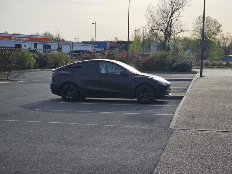 Pourquoi les Tesla se garent aussi mal quand les concurrentes font bien mieux