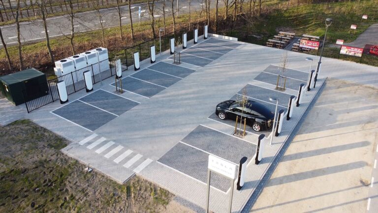 Tesla change la règle de facturation pour certains de ses Superchargeurs, attention à l'addition