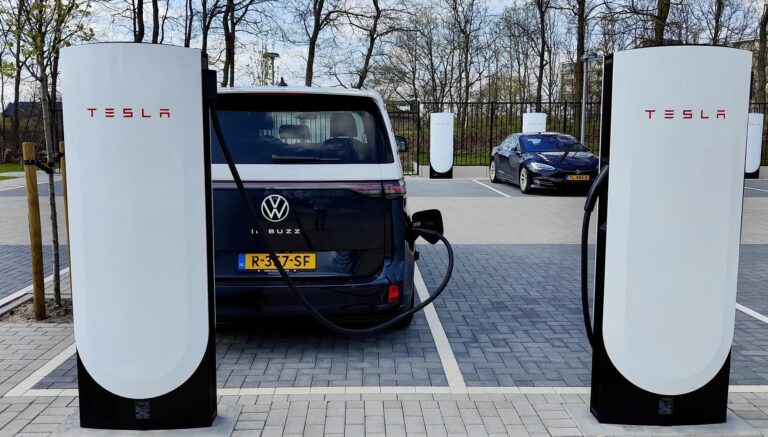 Tesla facilite la recharge de n’importe quelle voiture électrique avec cette fonctionnalité