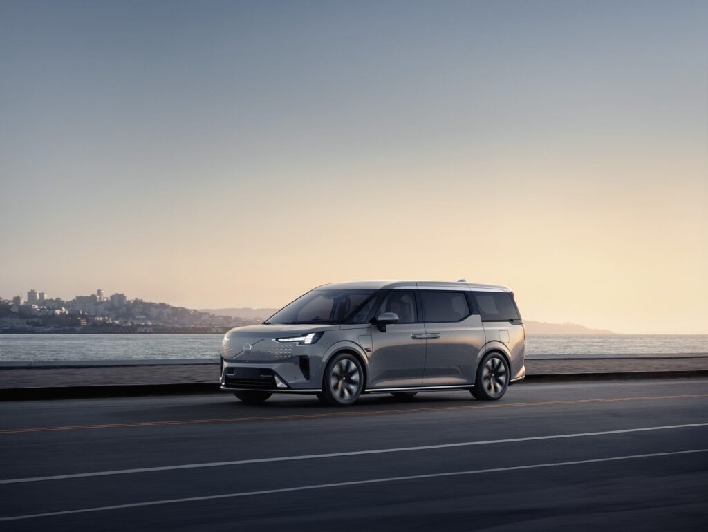 Volvo EM90, un énorme monospace électrique avec 738 km d'autonomie