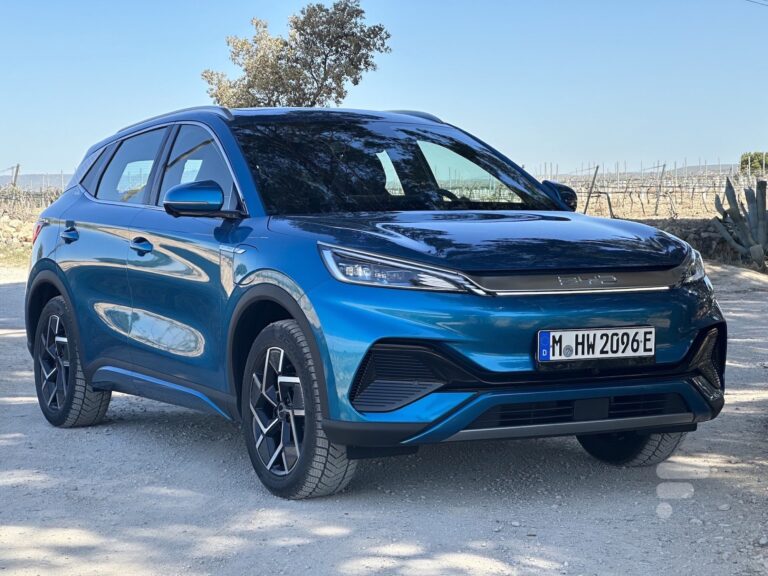 BYD passe à l'attaque et baisse fortement le prix de son alternative à la Renault Scénic E-Tech et Peugeot e-3008