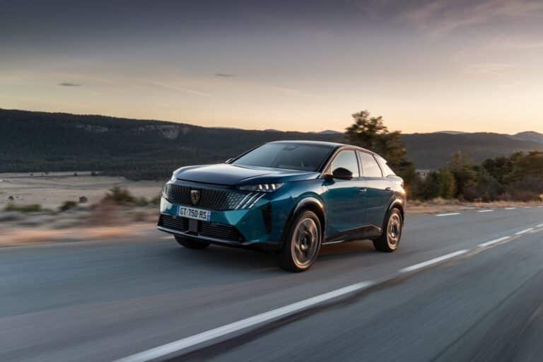 Comment Peugeot réussit à faire mieux que le plus grand concurrent de Tesla avec son E-3008 électrique