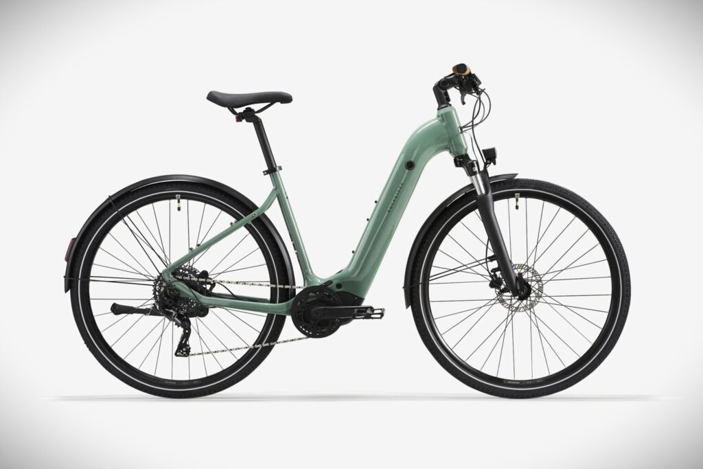 Décathlon dévoile son nouveau VTC Rockrider, un vélo électrique qui fait mieux que l’ancien pour le même prix