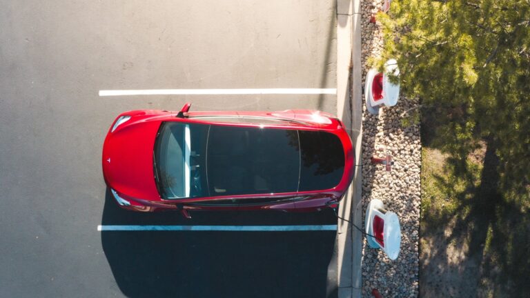 Voici à quoi ressemble la nouvelle fonction de Tesla pour garer sa voiture plus facilement