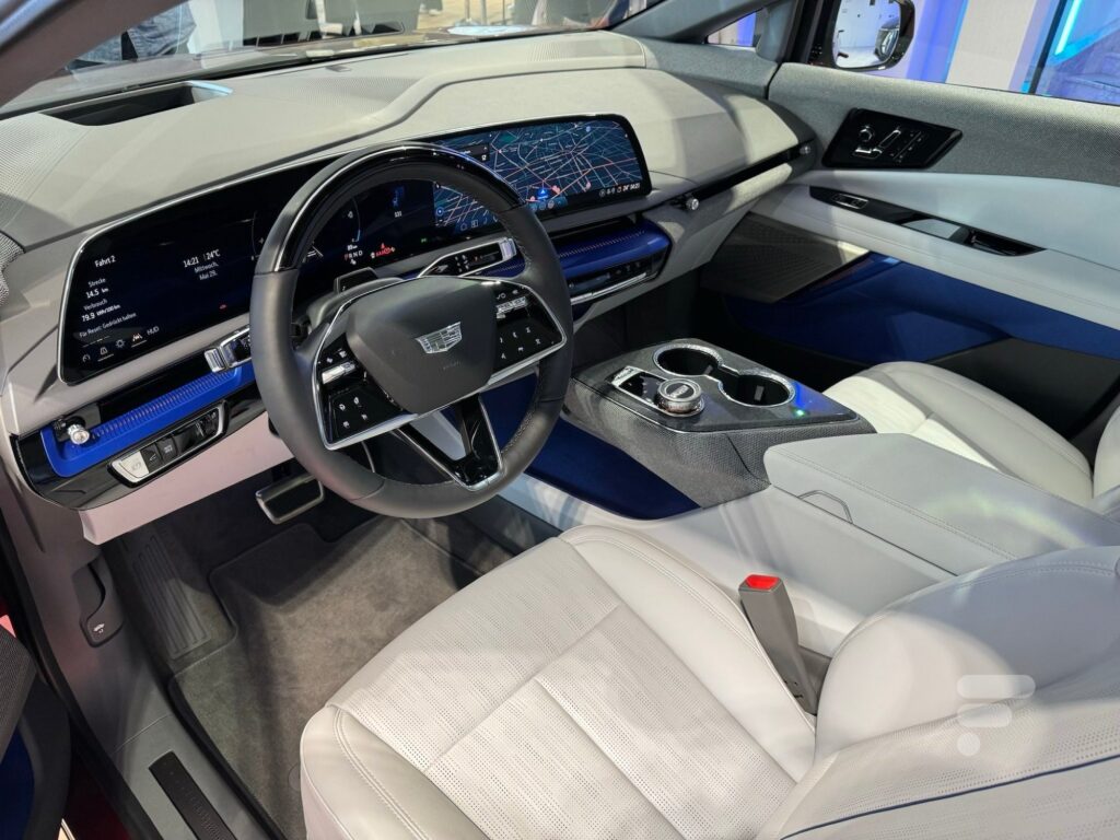 On est montés à bord du Cadillac Optiq, une alléchante voiture électrique sous Android Automotive vendue en France