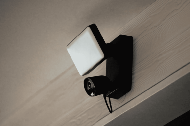 Grâce à l'IA, vos caméras Philips Hue peuvent enfin déclencher automatiquement des alarmes pour effrayer les cambrioleurs