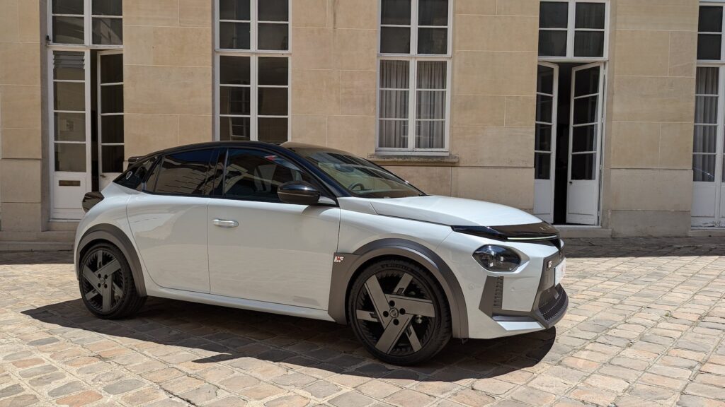 On est montés à bord de la Lancia Ypsilon HF, une voiture électrique aussi performante que séduisante
