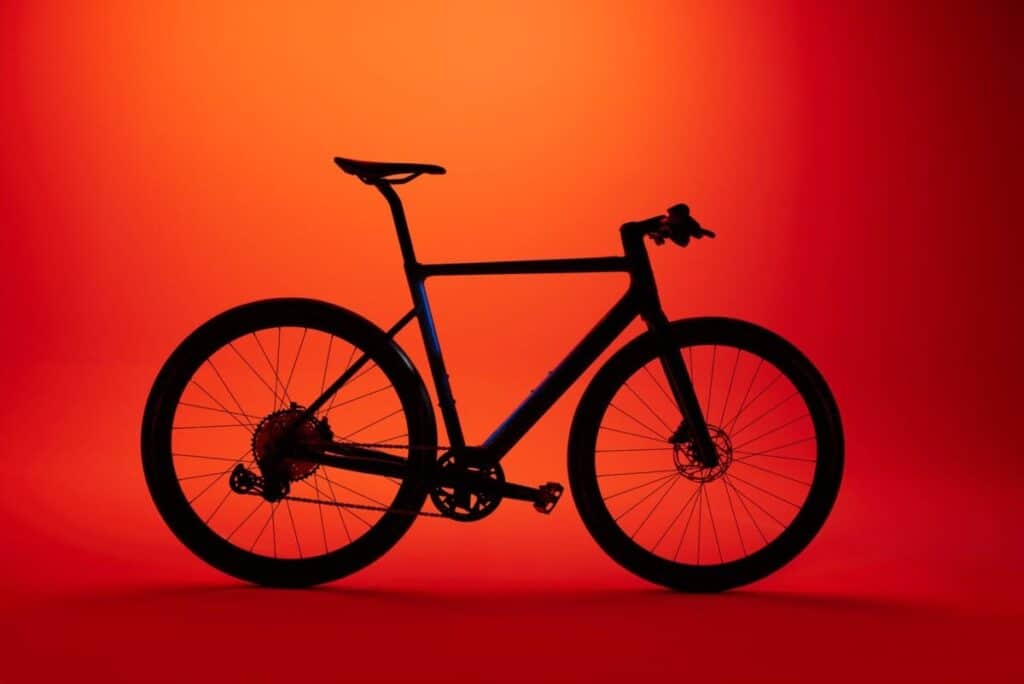 Ce nouveau vélo électrique d’aventure impressionne par sa légèreté