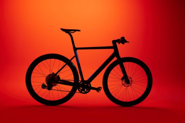 Ce nouveau vélo électrique d’aventure impressionne par sa légèreté