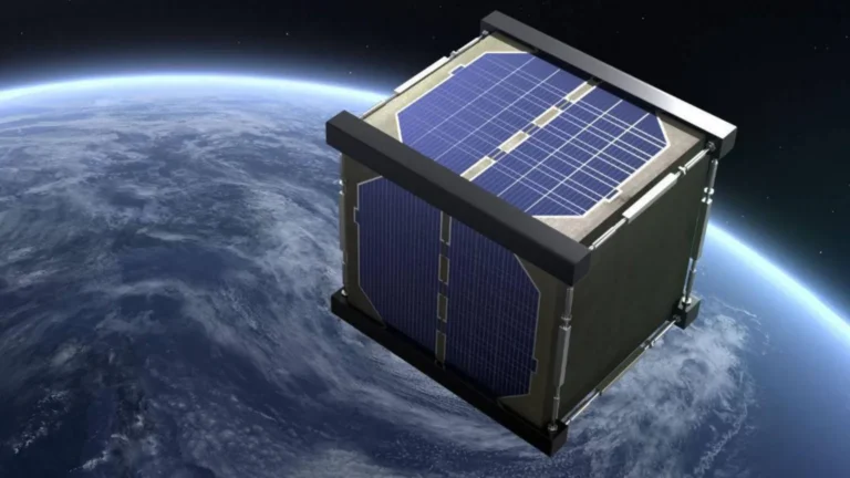 Ce satellite en bois pourrait réduire la pollution spatiale