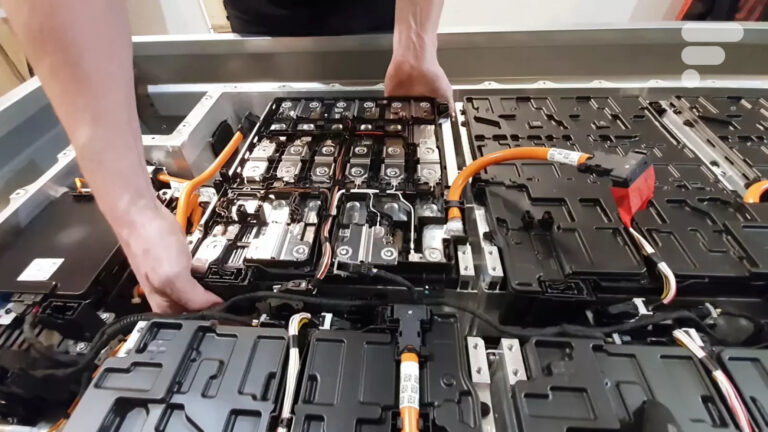 Faut-il vraiment changer la batterie d’une voiture électrique en cas de panne ? Voici ce qu'il se passe en pratique