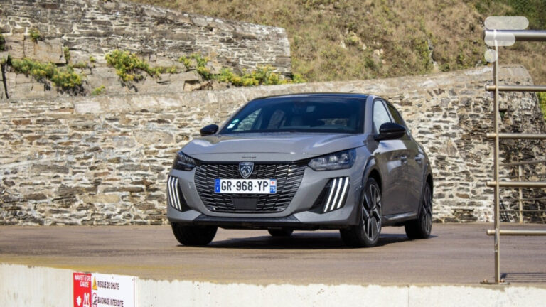 J’ai roulé 1000 km en Peugeot E-208 pour savoir si la voiture électrique la plus vendue de France méritait son titre
