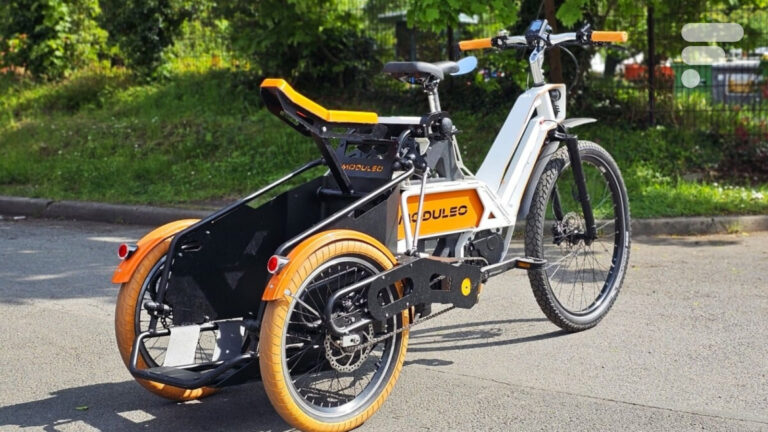 On a roulé avec ce tricycle électrique modulaire et pendulaire qui veut remplacer la voiture de tous les jours