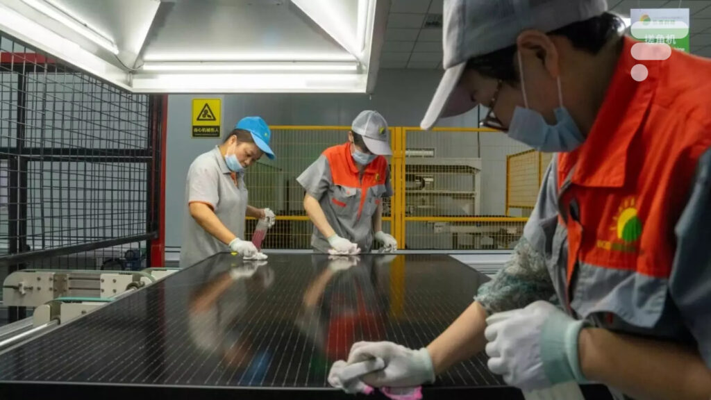 Une Volkswagen électrique interdite de vente aux USA, le record d’un panneau solaire chinois et Tesla qui sort dézingue les taux d’intérêts avec la Model Y en France – Le récap’ Survoltés