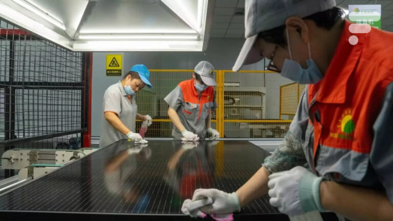 Une Volkswagen électrique interdite de vente aux USA, le record d’un panneau solaire chinois et Tesla qui sort dézingue les taux d’intérêts avec la Model Y en France – Le récap’ Survoltés