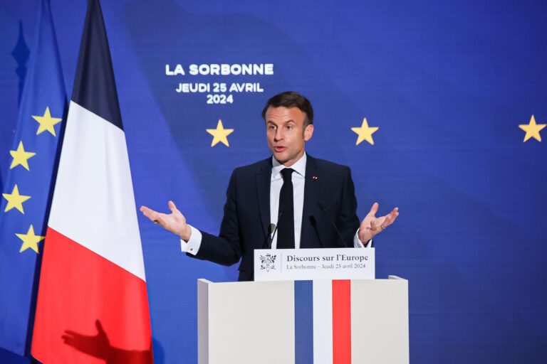 Emmanuel Macron veut vite interdire les réseaux sociaux aux moins de 15 ans, avec ou sans l'UE !