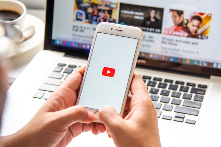 Pour plaire à Trump, YouTube emboite le pas à Facebook et lâche du leste sur la modération