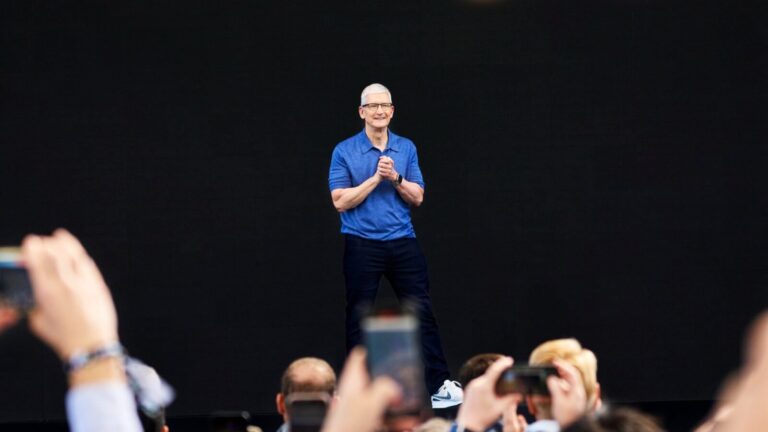 Dans la course à l'IA, Tim Cook espère une remontada d'Apple