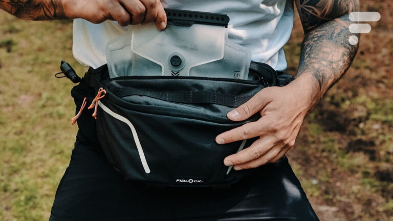 Ce sac banane très pratique sert aussi de poche d’hydratation pour vos trajets à vélo