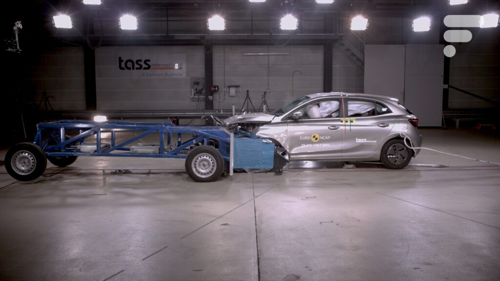 Poignées Tesla interdites, crash-test MG délicat, vélo électrique Lidl après un an d'utilisation  : le Récap’ Survoltés