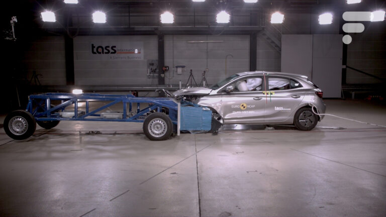 Poignées Tesla interdites, crash-test MG délicat, vélo électrique Lidl après un an d'utilisation : le Récap’ Survoltés