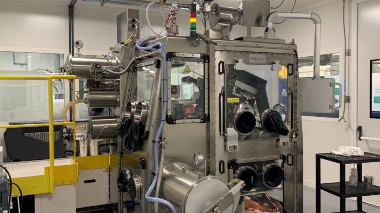 On a visité le labo français qui veut produire les batteries électriques de demain