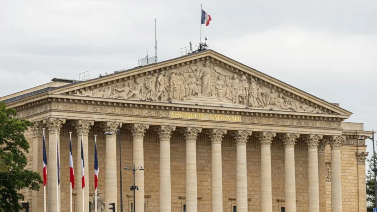 une loi se précise et vise la rentrée 2026