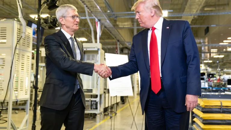 Après les morts de Minneapolis, Tim Cook, Sam Altman et la tech US sortent prudemment du silence