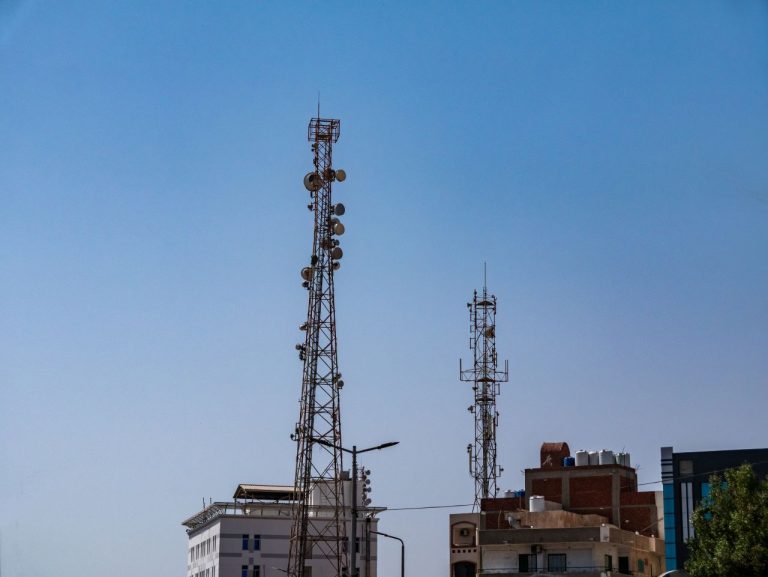 pourquoi la France vient-elle de relever son seuil d'alerte sur les ondes ?