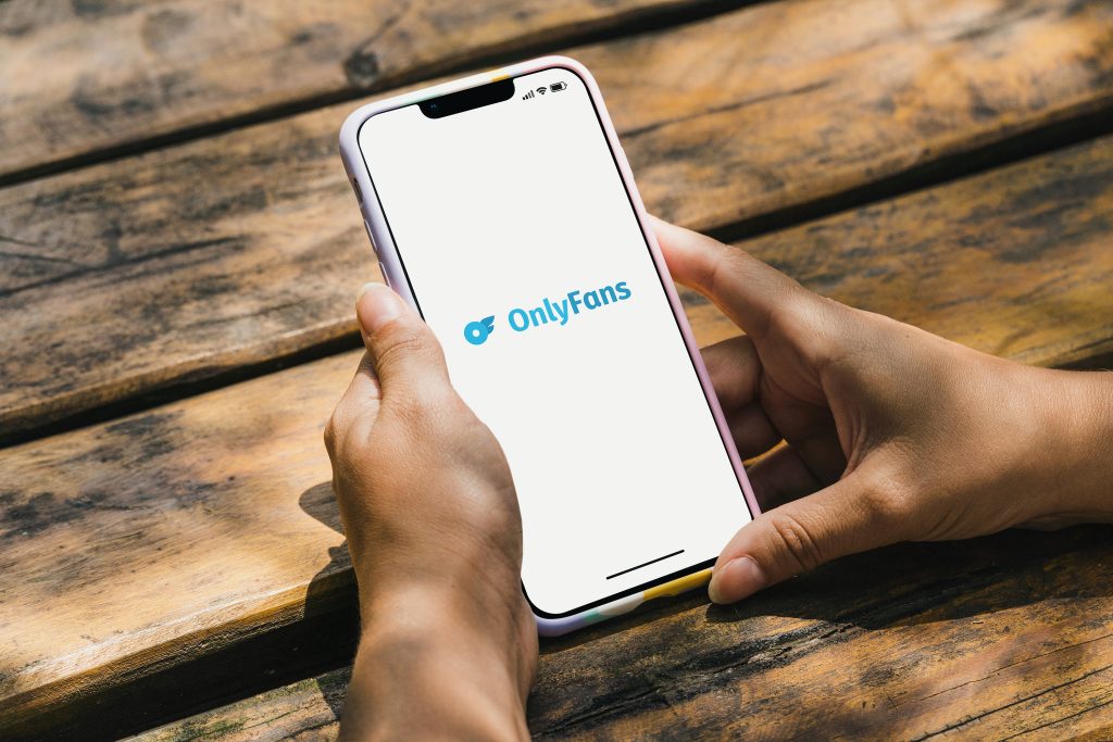 OnlyFans et d'autres services de "vente en ligne de service sexuels" bientôt interdits en France ?