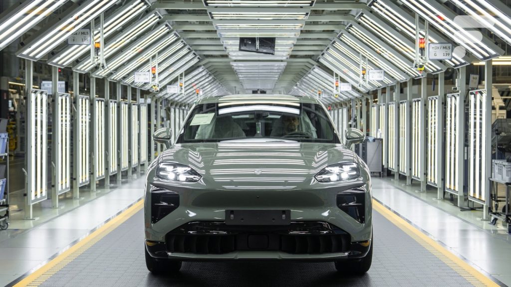 J’ai visité l’usine du Porsche Cayenne électrique, et j’ai vu comment le futur rentrait au chausse-pied dans des installations du passé