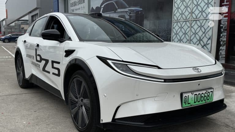 On a conduit le Toyota BZ5 électrique en Chine et le constat est rude malgré une technologie BYD — Frandroid