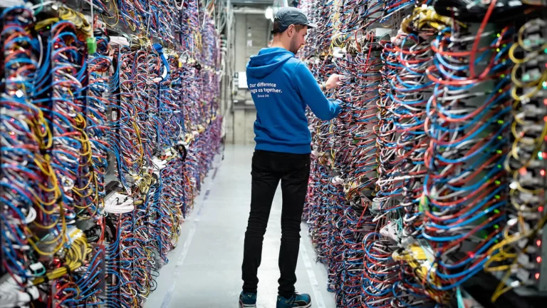 Data centers : une loi va faciliter leur installation, les associations s’inquiètent
