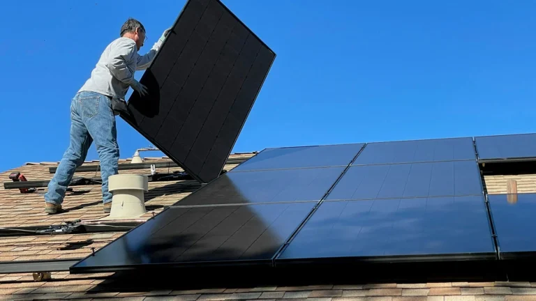 Vous avez des panneaux solaires ? L’État va racheter 4 fois moins cher votre électricité