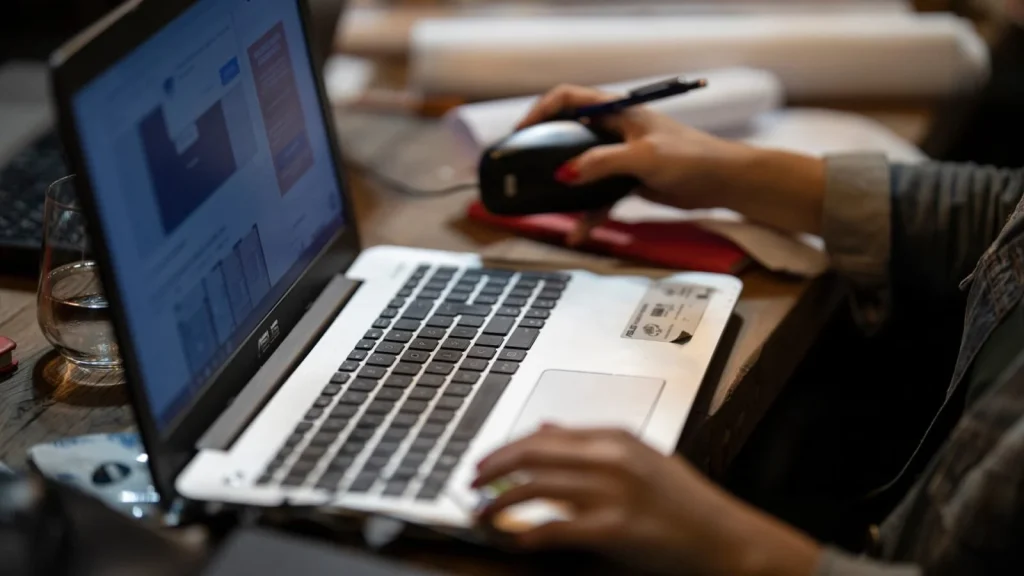 9 outils de surveillance au travail utilisés en France transmettent vos clics à Google, Microsoft et Meta