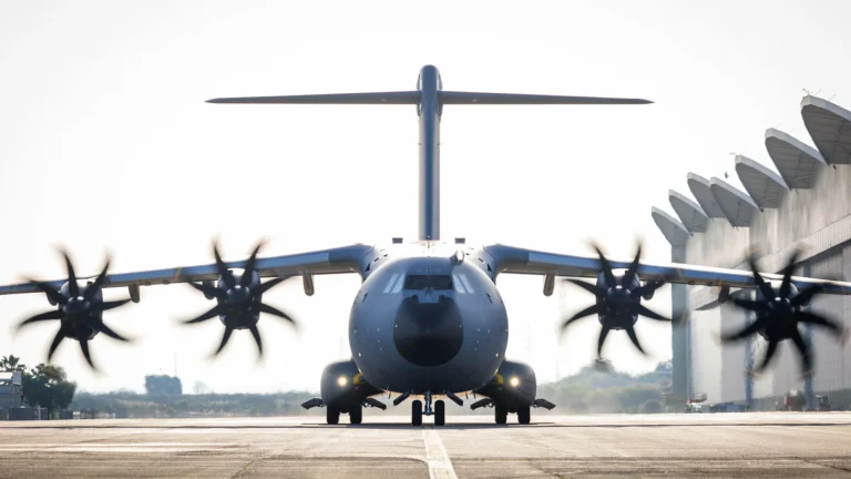 L'Airbus A400M va pouvoir larguer 50 drones ou 12 missiles en plein vol : la transformation se confirme