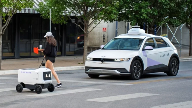Robotaxis : après 16 accidents de la route ce concurrent de Tesla est visé par une enquête