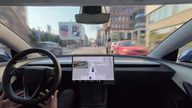 Tesla supprime l'Autopilot gratuit : il faudra désormais payer le prix fort pour rester dans sa voie